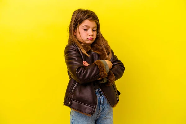 Pequeña Chica Caucásica Aislada Sobre Fondo Amarillo Cansado Una Tarea —  Fotos de Stock