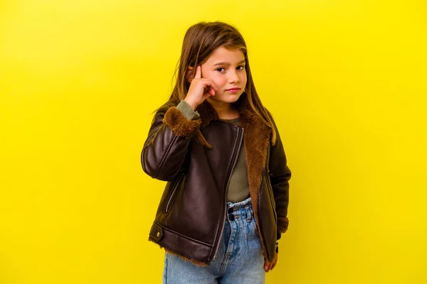 Маленька Біла Дівчинка Ізольована Жовтому Тлі Покриваючи Вуха Руками — стокове фото
