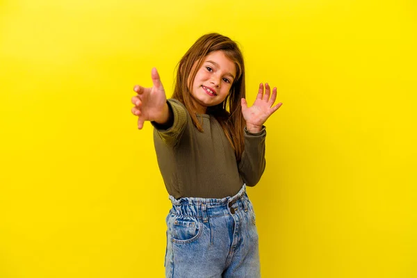 Маленька Біла Дівчинка Ізольована Жовтому Тлі Відчуває Себе Впевнено Даючи — стокове фото