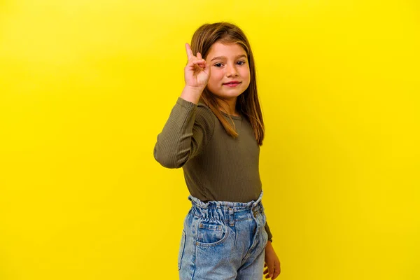 Menina Caucasiana Pouco Isolado Fundo Amarelo Alegre Despreocupado Mostrando Símbolo — Fotografia de Stock