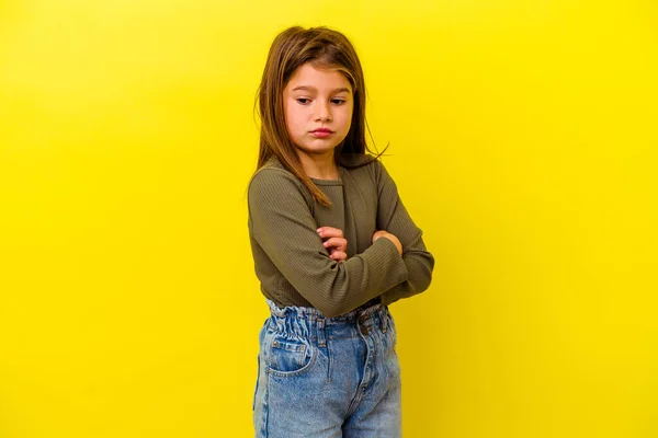 Klein Blank Meisje Geïsoleerd Gele Achtergrond Ongelukkig Kijken Camera Met — Stockfoto
