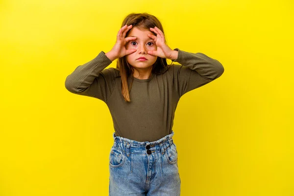 Klein Blank Meisje Geïsoleerd Gele Achtergrond Houden Ogen Geopend Een — Stockfoto