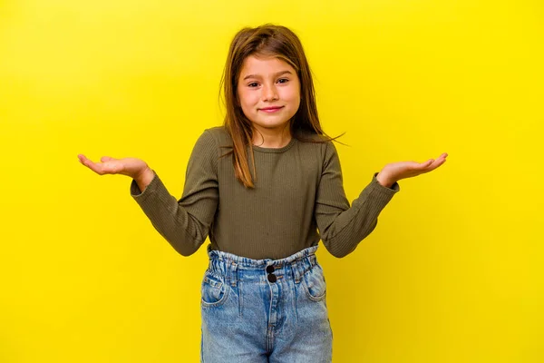 Μικρή Καυκάσια Κοπέλα Απομονωμένη Κίτρινο Φόντο Κάνει Κλίμακα Χέρια Αισθάνεται — Φωτογραφία Αρχείου