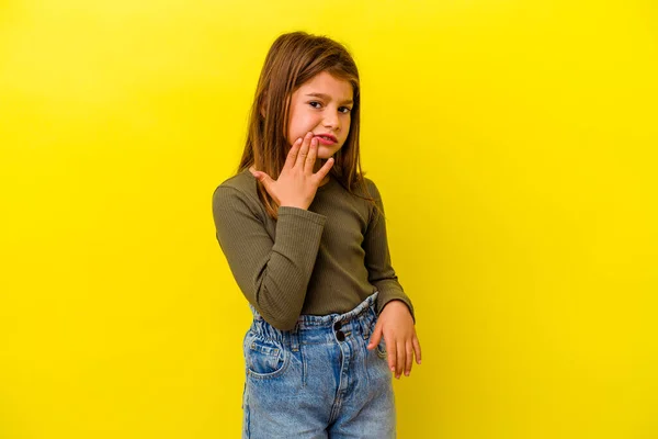黄色の背景に強い歯の痛み 臼歯の痛みを持つ小さな白人の女の子 — ストック写真