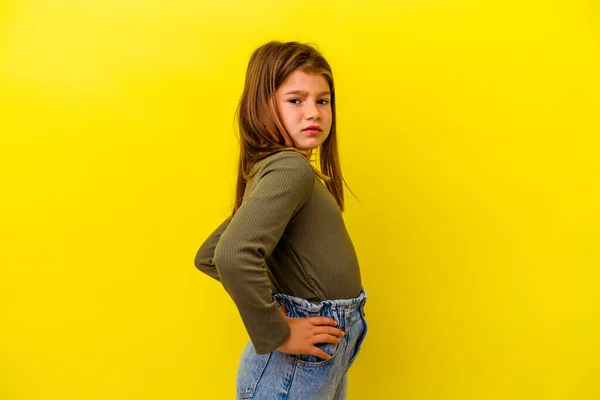 Pequeña Chica Caucásica Aislada Sobre Fondo Amarillo Sufriendo Dolor Espalda —  Fotos de Stock