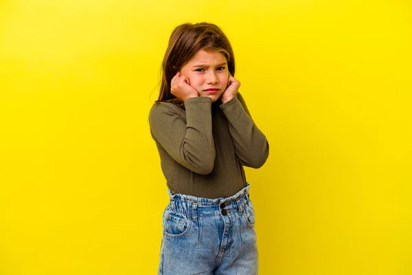 Niña Caucásica Aislada Sobre Fondo Amarillo Cubriendo Las Orejas Con —  Fotos de Stock