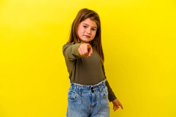 指で前を指して黄色の背景に隔離された小さな白人の女の子 — ストック写真