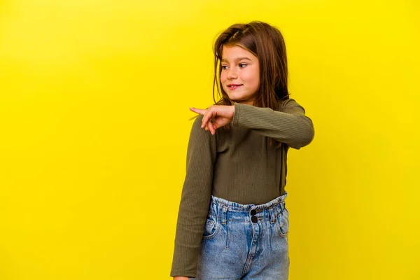 Pequena Menina Caucasiana Isolado Fundo Amarelo Olha Para Lado Sorridente — Fotografia de Stock