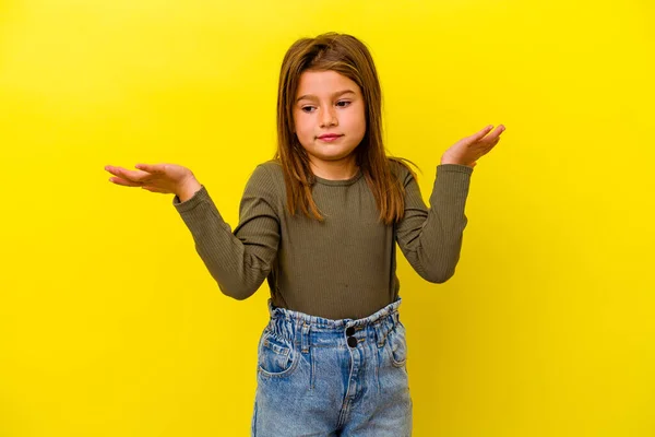 Menina Caucasiana Isolado Fundo Amarelo Segurando Algo Com Palmas Das — Fotografia de Stock