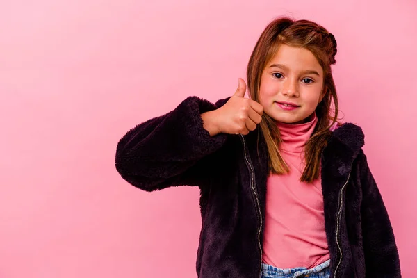 Маленька Біла Дівчинка Ізольована Рожевому Фоні Посміхаючись Піднімаючи Великий Палець — стокове фото
