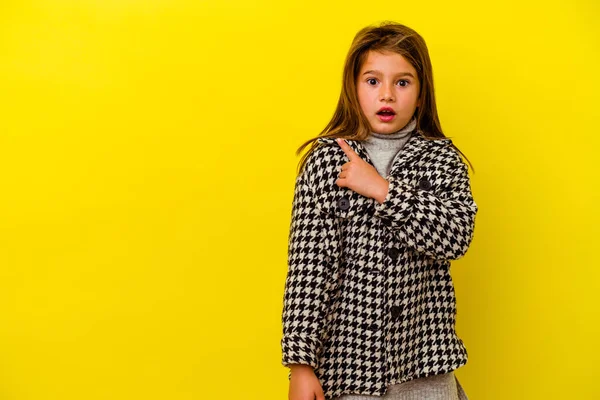 Menina Caucasiana Pouco Isolado Fundo Amarelo Apontando Para Lado — Fotografia de Stock