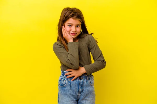 Pequena Menina Caucasiana Isolado Fundo Amarelo Alegremente Diverte Mantendo Mãos — Fotografia de Stock