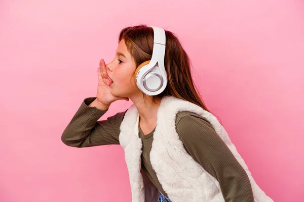 Pequeña Chica Caucásica Escuchando Música Aislada Sobre Fondo Rosa Gritando — Foto de Stock