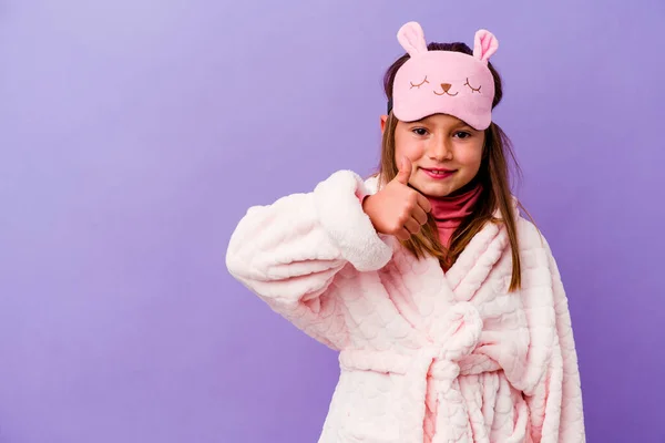 Menina Caucasiana Vestindo Pijama Isolado Fundo Roxo Sorrindo Levantando Polegar — Fotografia de Stock