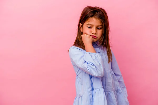 Маленька Біла Дівчинка Ізольована Рожевому Тлі Яка Відчуває Себе Сумно — стокове фото