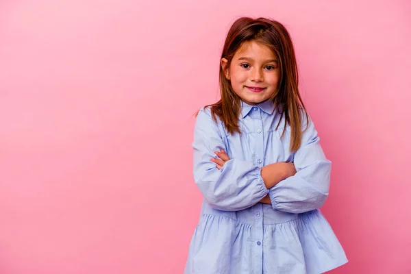 Маленька Біла Дівчинка Ізольована Рожевому Тлі Посміхаючись Впевнено Схрещеними Руками — стокове фото