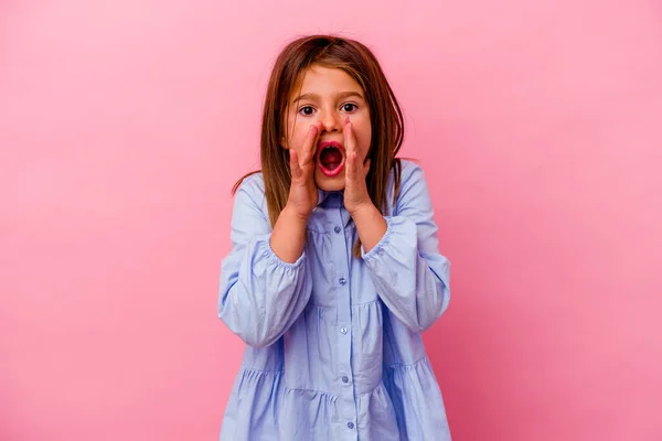 Klein Blank Meisje Geïsoleerd Roze Achtergrond Schreeuwen Opgewonden Naar Voren — Stockfoto