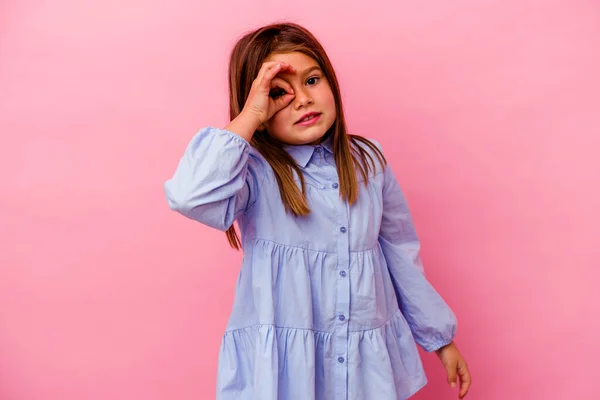 小さなCaucasian女の子隔離されました上のピンクの背景励起維持Okジェスチャーオン目 — ストック写真