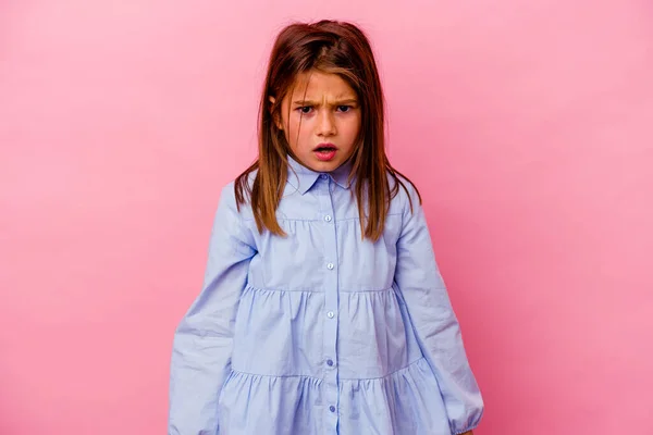 Pequena Menina Caucasiana Isolado Fundo Rosa Gritando Muito Irritado Agressivo — Fotografia de Stock