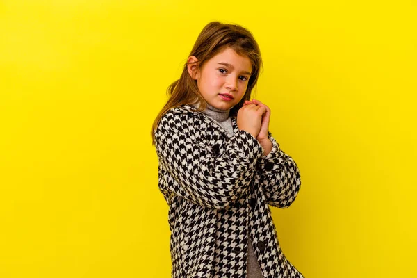 Pequena Menina Caucasiana Isolado Fundo Amarelo Assustado Com Medo — Fotografia de Stock