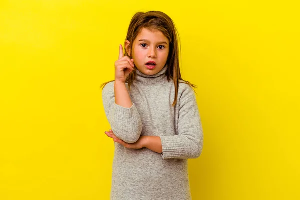 Klein Blank Meisje Geïsoleerd Gele Achtergrond Met Een Aantal Geweldige — Stockfoto