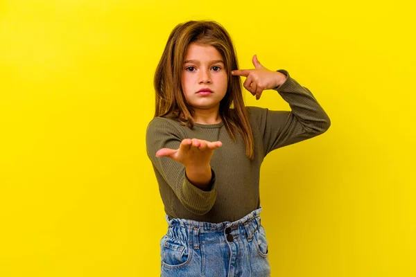 Menina Caucasiana Pouco Isolado Fundo Amarelo Segurando Mostrando Produto Mão — Fotografia de Stock