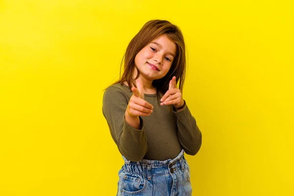 Little Caucasian Girl Isolated Yellow Background Pointing Front Fingers — Stock Photo, Image