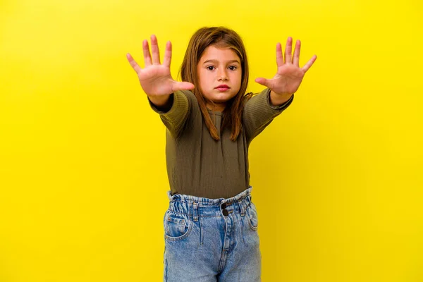 Μικρό Καυκάσιο Κορίτσι Απομονωμένο Κίτρινο Φόντο Που Δείχνει Τον Αριθμό — Φωτογραφία Αρχείου