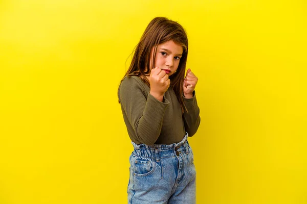 Pequeña Chica Caucásica Aislada Sobre Fondo Amarillo Lanzando Puñetazo Ira —  Fotos de Stock