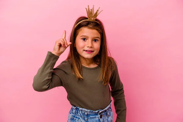 Маленька Принцеса Дівчинка Короною Ізольована Рожевому Тлі Має Ідею Концепцію — стокове фото