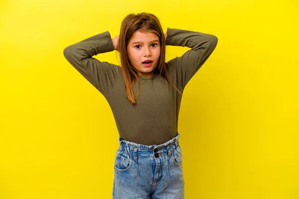 Pequeña Chica Caucásica Aislada Sobre Fondo Amarillo Gritando Muy Emocionada —  Fotos de Stock