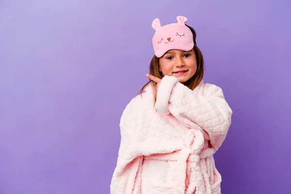 Menina Caucasiana Vestindo Pijama Isolado Fundo Roxo Sorrindo Apontando Para — Fotografia de Stock