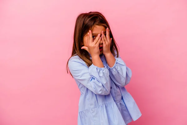 Kis Kaukázusi Lány Elszigetelt Rózsaszín Háttér Pislogás Keresztül Ujjak Rémült — Stock Fotó
