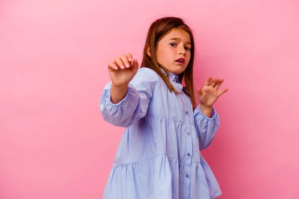 Pequena Menina Caucasiana Isolado Fundo Rosa Sendo Chocado Devido Perigo — Fotografia de Stock