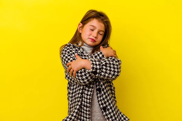 Menina Caucasiana Pouco Isolado Abraços Fundo Amarelo Sorrindo Despreocupado Feliz — Fotografia de Stock