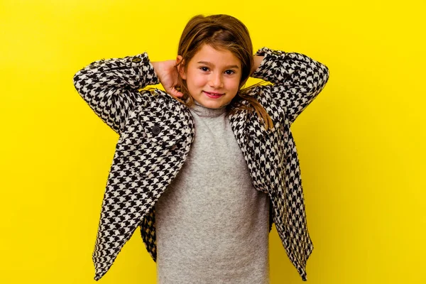 Menina Caucasiana Pouco Isolado Fundo Amarelo Alongamento Braços Posição Relaxada — Fotografia de Stock