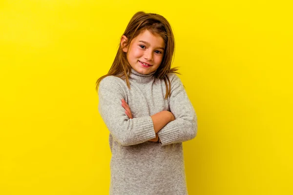 Маленька Біла Дівчинка Ізольована Жовтому Тлі Яка Відчуває Себе Впевнено — стокове фото