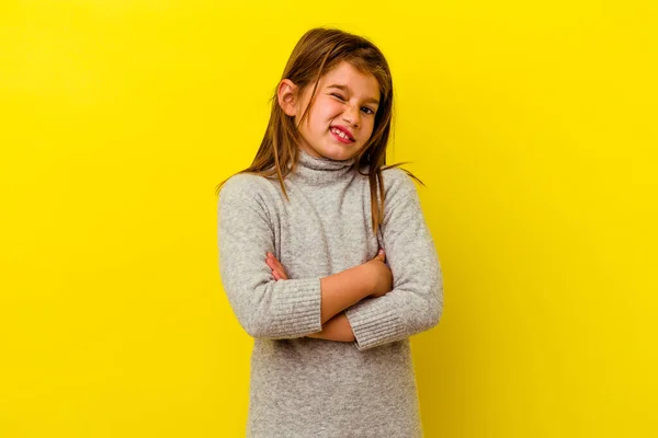 Pequeña Chica Caucásica Aislada Sobre Fondo Amarillo Infeliz Mirando Cámara —  Fotos de Stock