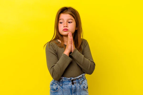 Niña Caucásica Aislada Sobre Fondo Amarillo Rezando Mostrando Devoción Persona —  Fotos de Stock