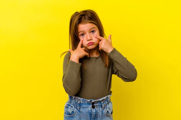 Μικρή Καυκάσια Κοπέλα Απομονωμένη Κίτρινο Φόντο Κλαίει Δυσαρεστημένη Κάτι Αγωνία — Φωτογραφία Αρχείου