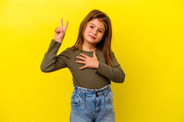 Menina Caucasiana Pouco Isolado Fundo Amarelo Fazendo Juramento Colocando Mão — Fotografia de Stock