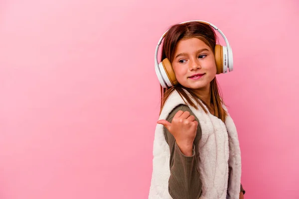 Menina Caucasiana Ouvir Música Isolada Pontos Fundo Rosa Com Dedo — Fotografia de Stock