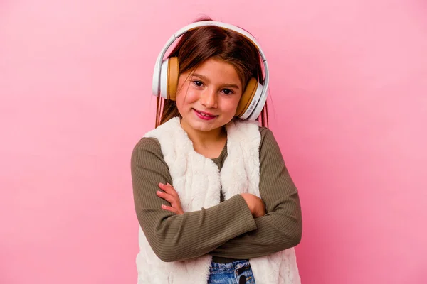 Pequeña Chica Caucásica Escuchando Música Aislada Sobre Fondo Rosa Riendo — Foto de Stock