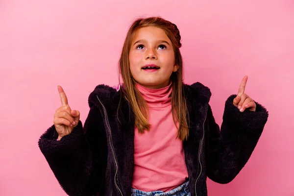 Pequeña Chica Caucásica Aislada Sobre Fondo Rosa Apuntando Revés Con — Foto de Stock