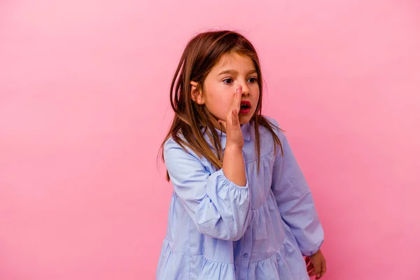 Маленькая Белая Девочка Изолированная Розовом Фоне Рассказывает Секретные Горячие Новости — стоковое фото