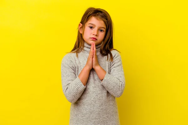 Μικρό Καυκάσιο Κορίτσι Απομονωμένο Κίτρινο Φόντο Προσεύχεται Δείχνει Αφοσίωση Θρησκευόμενο — Φωτογραφία Αρχείου
