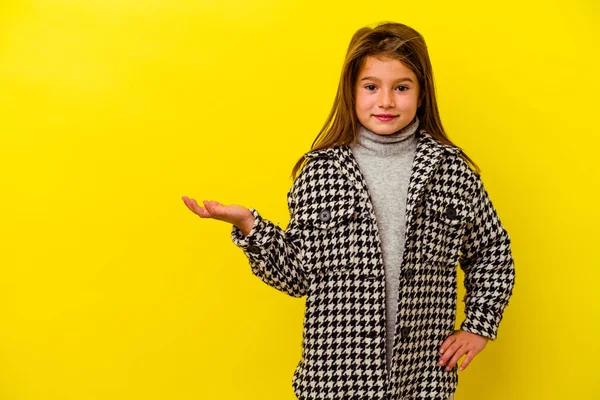 Pequena Menina Caucasiana Isolada Fundo Amarelo Mostrando Espaço Cópia Uma — Fotografia de Stock