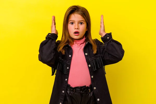 Pequena Menina Caucasiana Isolado Fundo Amarelo Surpreso Chocado — Fotografia de Stock