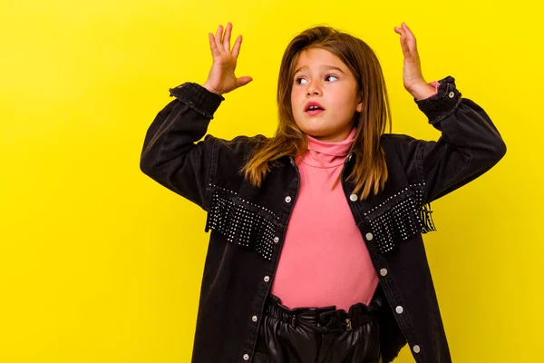 空に叫んで黄色の背景に隔離された小さな白人の少女は 上を見上げ — ストック写真