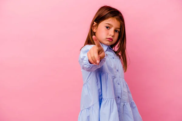 Маленька Біла Дівчинка Ізольована Рожевому Тлі Показує Номер Один Пальцем — стокове фото